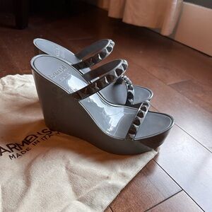 Carmen sol wedge heels in gray. Size 7